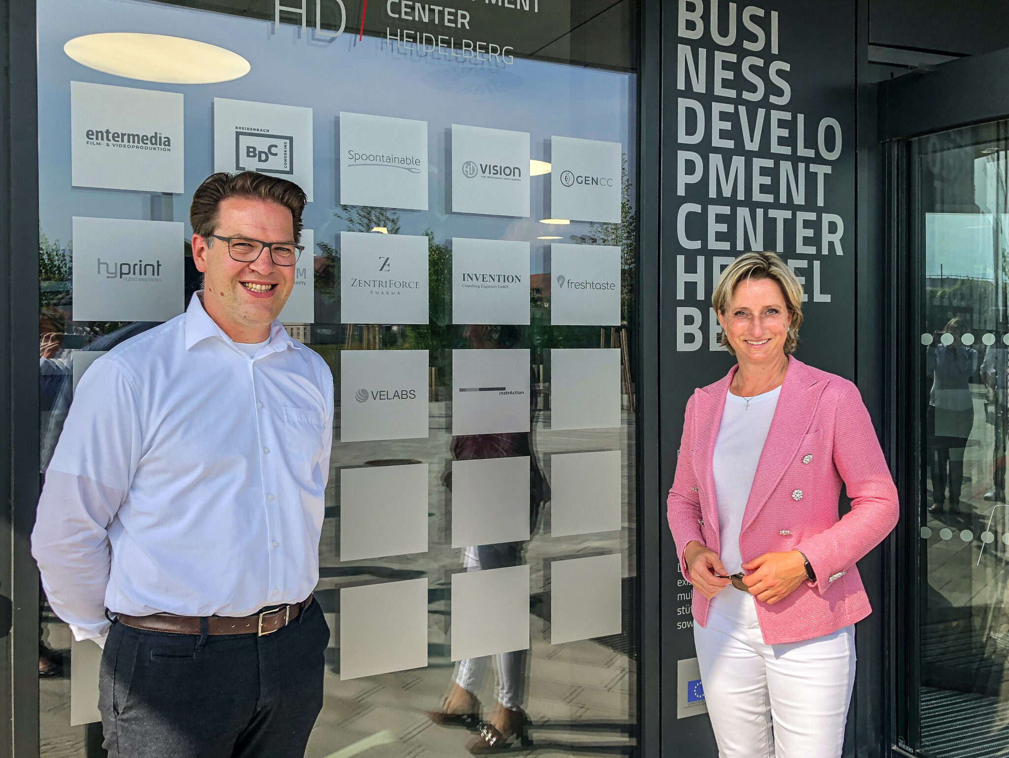 Foto von HD Vision Systems CEO Christoph Garbe mit der baden-württembergischen Wirtschaftsministerin Hoffmeister-Kraut